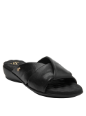 Sandalia de cuero negro con acabado mate, cómoda y moderna.