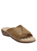 Calzado casual de mujer en cuero camel, con estructura cruzada y detalle dorado distintivo.