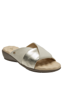 Sandalia beige de cuero con diseño contemporáneo, combinable con vestidos o jeans para un look chic.