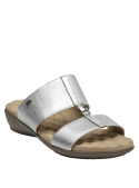 Elegante sandalia de mujer en textil plateado, ideal para ocasiones casuales.