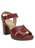 Sandalia de cuero rojo oscuro con correa ajustable y hebilla dorada, diseño elegante.