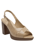 Sandalia de mujer beige en cuero con taco de madera y plataforma, diseño elegante y sobrio.