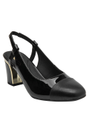 Zapato de mujer en charol negro con textura lisa y acabado brillante, estilo años 60.