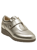 Zapato de cuero dorado metálico para mujer, con textura perforada y cierre de velcro.