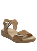 Sandalia casual de cuero camel con cierre de velcro, cómoda y moderna.