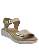 Sandalia beige casual para mujer con detalle metálico en cierre y textura lisa de cuero.