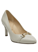 Zapato de mujer en cuero beige, sofisticado con aplique dorado, versátil para distintos eventos.