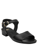 Cuero negro con textura grabada en sandalia formal para mujer, perfecta para eventos de día.
