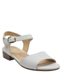 Sandalia de cuero blanca con textura sutil y hebilla decorativa en el tobillo.