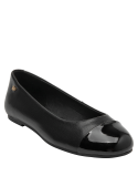 Ballerina de cuero negro con puntera brillante y aplique metálico, perfecta para ocasiones formales.