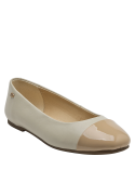 Ballerina de cuero beige con detalle lateral, diseño versátil y sofisticado.