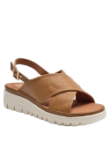 Sandalia versátil de cuero camel, perfecta para un look casual elegante.