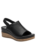 Sandalia moderna y versátil de cuero negro, ideal para looks casuales chic.