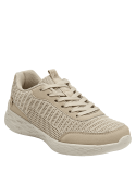 Calzado deportivo de mujer en beige, textil transpirable con textura de malla moderna.