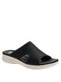 Sandalia negra deportiva de mujer, estilo casual-chic, combinable con outfits veraniegos.