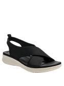 Sandalia deportiva negra de mujer con correas anchas cruzadas y suela blanca crema estilo plataforma.