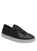 zapatilla negra de cuero texturizado para mujer, versatilidad en estilo casual y urbano