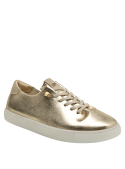 zapatilla de cuero dorada, perfecta para combinar con jeans ajustados o vestidos veraniegos