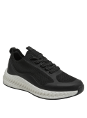 Zapatilla negra moderna con diseño minimalista, perfecta para un look urbano diario cómodo.
