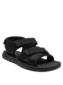 Sandalia negra sintética de hombre, versátil para combinar con ropa casual en paseos urbanos.