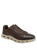 Zapato de hombre en cuero liso café oscuro, estilo casual con suela beige para tracción.