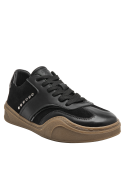 zapatilla de cuero negro con cordones negros y suela robusta café clara, diseño moderno para mujer