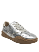 Zapatilla deportiva para mujer en cuero plateado, perfecta para combinar con prendas neutras.