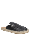 Alpargata de cuero negro para mujer, diseño moderno con suela de esparto rústica.