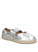 Zapato casual de cuero plateado con brillo sutil y hebilla grande, ideal para un look relajado.