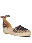 Alpargata de mujer con estampado leopardo en cuero, cierre de hebilla y diseño sofisticado.