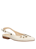 Ojales metálicos decorativos en zapato blanco de cuero, estilo minimalista.