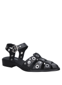 zapato de cuero negro, diseño distintivo con tiras y ojales, estilo casual y moderno.