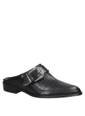Zapato mule de cuero negro reptil con hebilla, diseño chic y versátil para mujer.