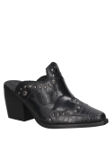 Elegante zapato vaquero para mujer, cuero negro, textura brillante, tachas decorativas y punta almendra.