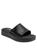 Sandalia de cuero negro para mujer, ideal para un look casual o semi-formal.