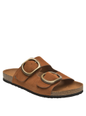 Sandalia casual de mujer en cuero café con hebillas bronce, cómoda para caminar y estilo relajado.