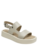 Sandalia casual de cuero beige con textura reptil, tiras anchas y suela cómoda para salidas informales.