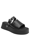 Sandalia de cuero negro con textura sofisticada y detalles metálicos para mujer.