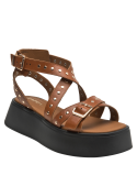Calzado casual femenino en cuero camel, versátil con jeans o vestidos bohemios.