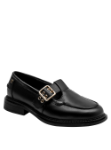 Clásico mocasín de cuero negro para mujer, combina con atuendos formales y casuales.