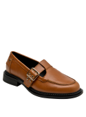 Elegante mocasín de cuero camel, hebilla dorada decorativa, estilo casual para mujer.