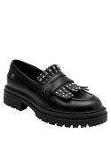 Mocasín de cuero negro, diseño resistente con tachas, versátil para eventos casuales.