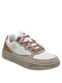 Zapatilla de cuero blanco para hombre con suela alta y enganches metálicos deportivos.