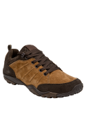 Zapatilla de cuero café para hombre, con contraste de tonos oscuros, adecuada para un estilo desenfadado.