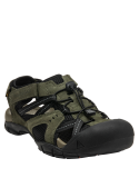 Sandalia masculina verde de cuero, combinada con malla negra, diseñada para comodidad y estilo en caminatas.