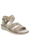 Sandalia boho-chic de cuero beige con suela robusta, perfecta para combinar con vestidos o jeans claros.