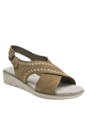 Calzado casual de mujer en tono camel con diseño bohemio y suela gruesa.