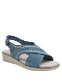 Cuero azul y bordados beige destacan en esta sandalia casual femenina.