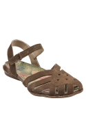 Sandalia de cuero café con textura mate, ideal para un look relajado y chic.
