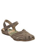 Sandalia boho de cuero taupe para mujer, con diseño funcional y elegante, perfecta para días cálidos.